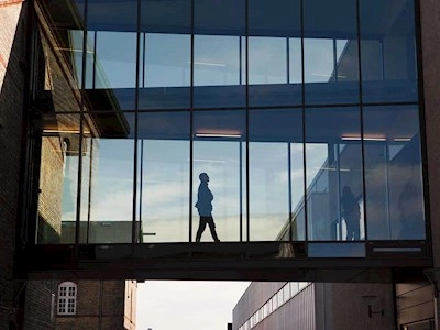 Det Koordinerende Center slår bro mellem Danmarks Nationale Biobanks dele og eksterne samarbejdspartnere, ikke mindst til vores nabo ved Statens Serum Institut, Afdeling for Epidemiologisk Forskning.